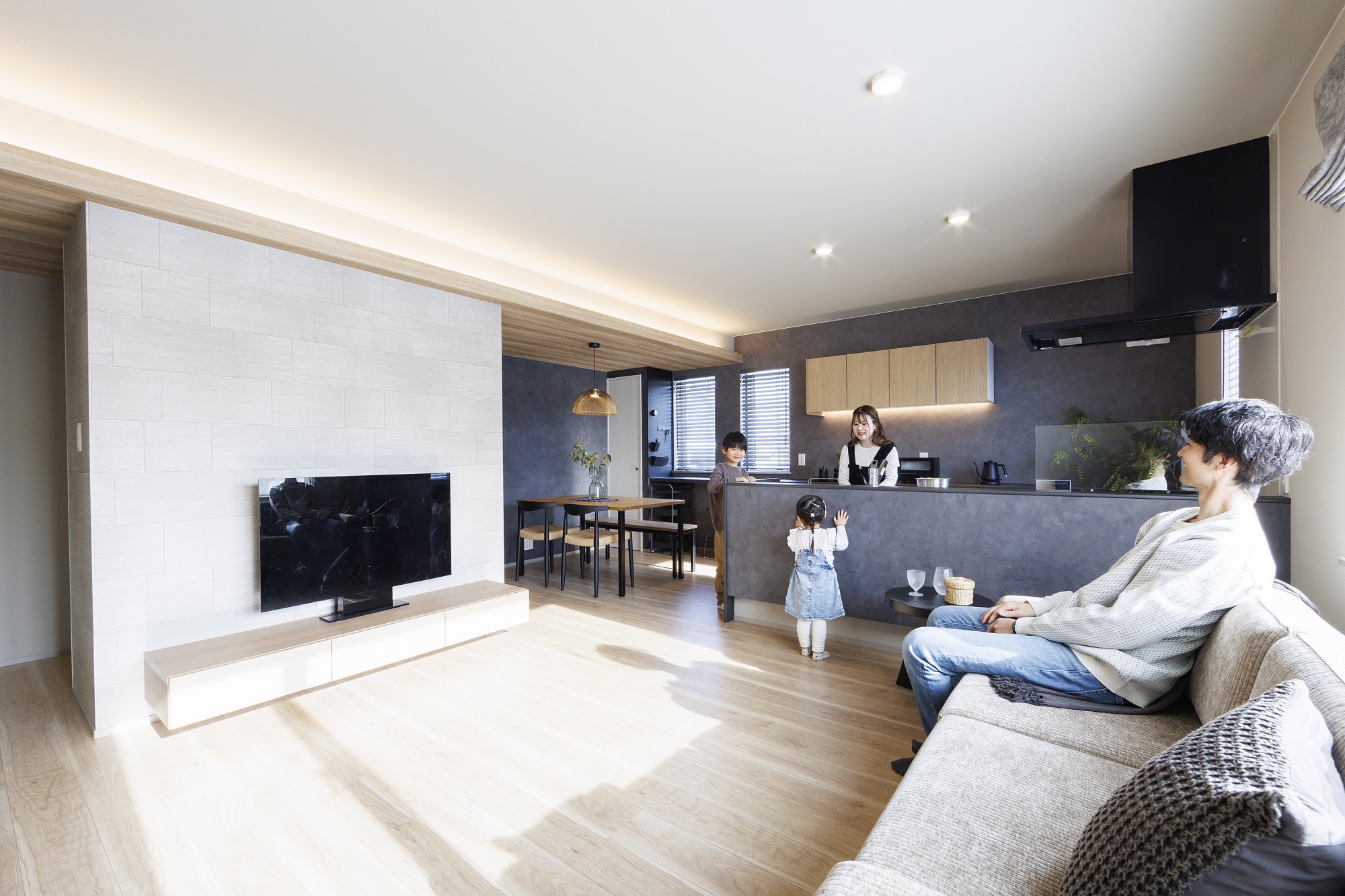 - LDK全体がゆるやかにつながるレイアウト。家具配置がしやすい、余白のあるリビングは、デザインも、居心地も、毎日の暮らしにちょうどいいLDK。 - -