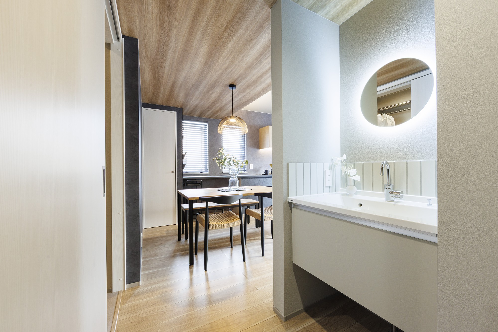 - 洗面を中心に、ぐるぐる回遊できる動線 - -