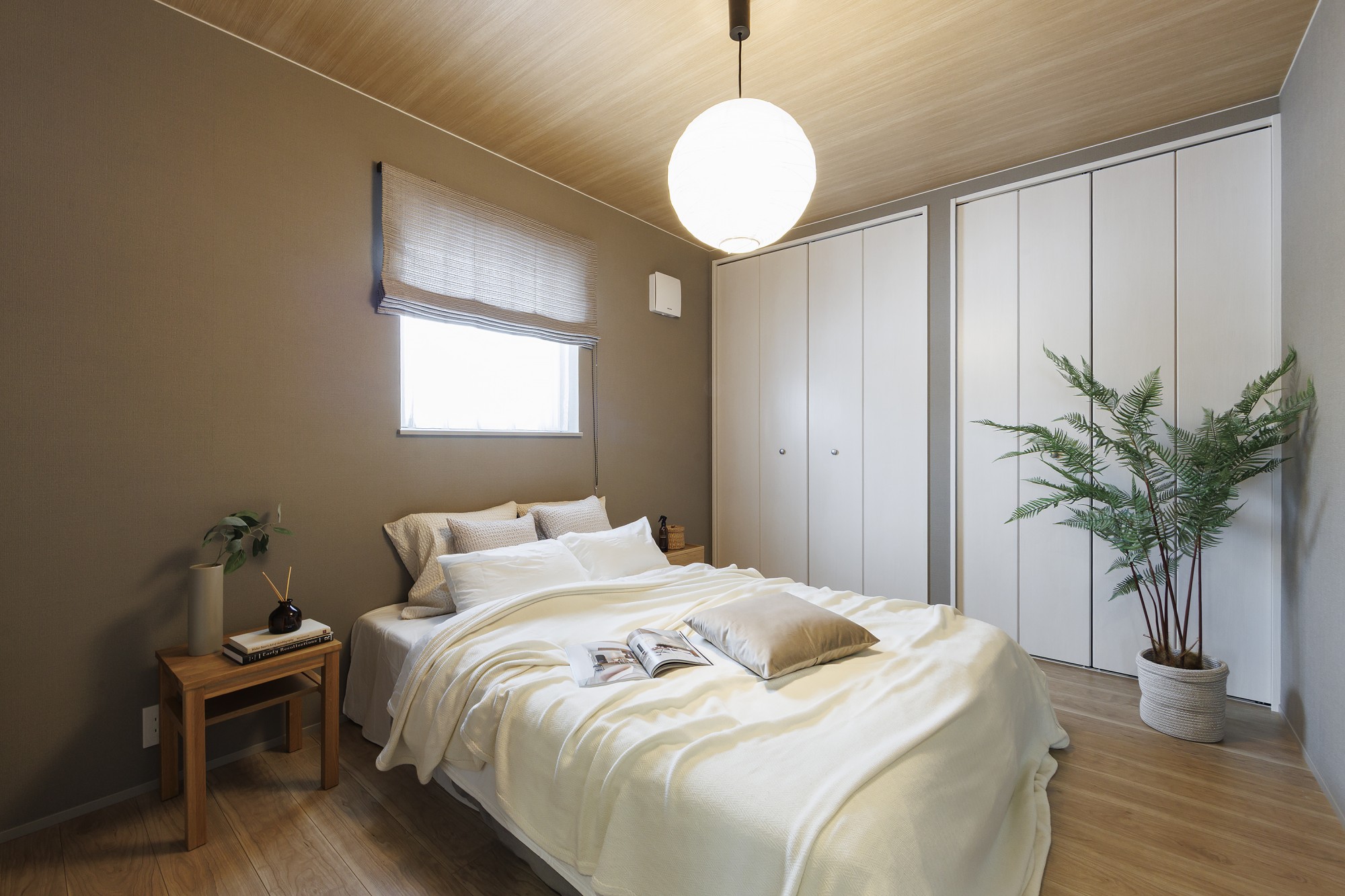 - ベッドルームには、夫婦で使い分けられるクローゼットも完備 - -