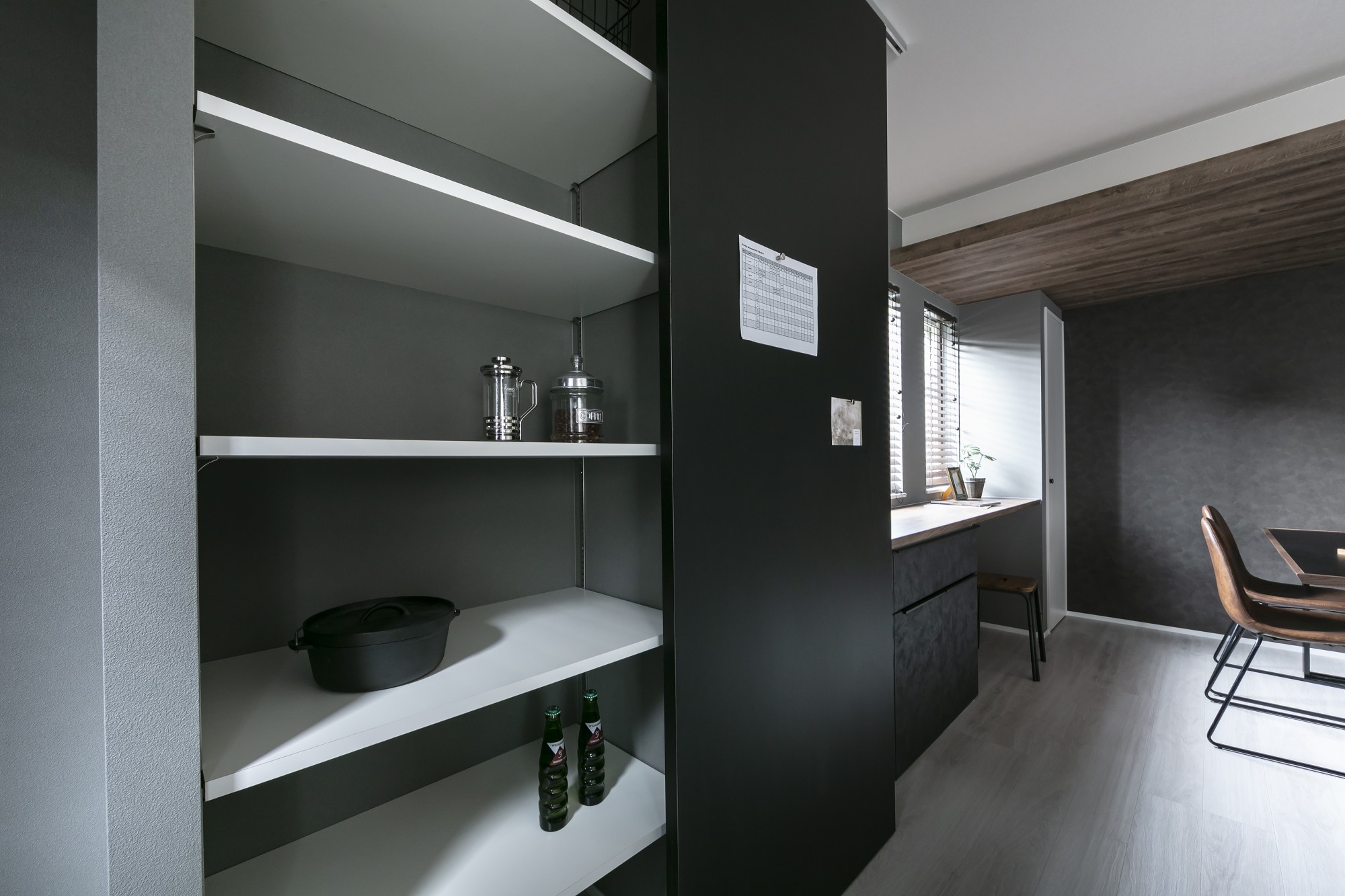 キッチン収納 - 冷蔵庫の横にはちょっとしたパントリーのように使える大容量収納。&nbsp;引戸はマグネット仕様になっているので、子供の給食献立表など貼っておくことができます。 -  - 