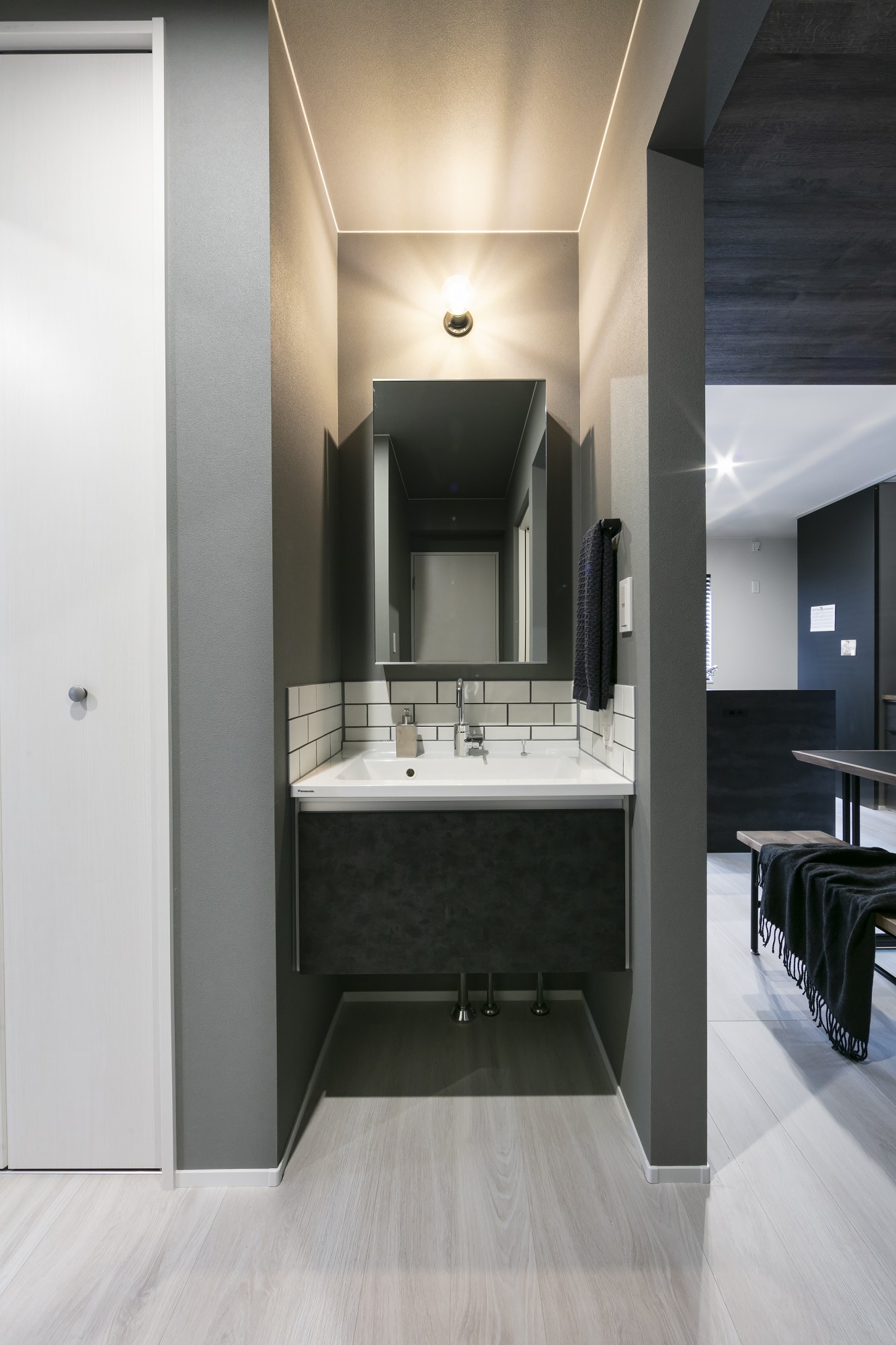  - 洗面所のアクセントになっているタイル。&nbsp;水拭きのしやすいタイルは、&nbsp;おしゃれさと機能性を兼ね備えています。 -  - 