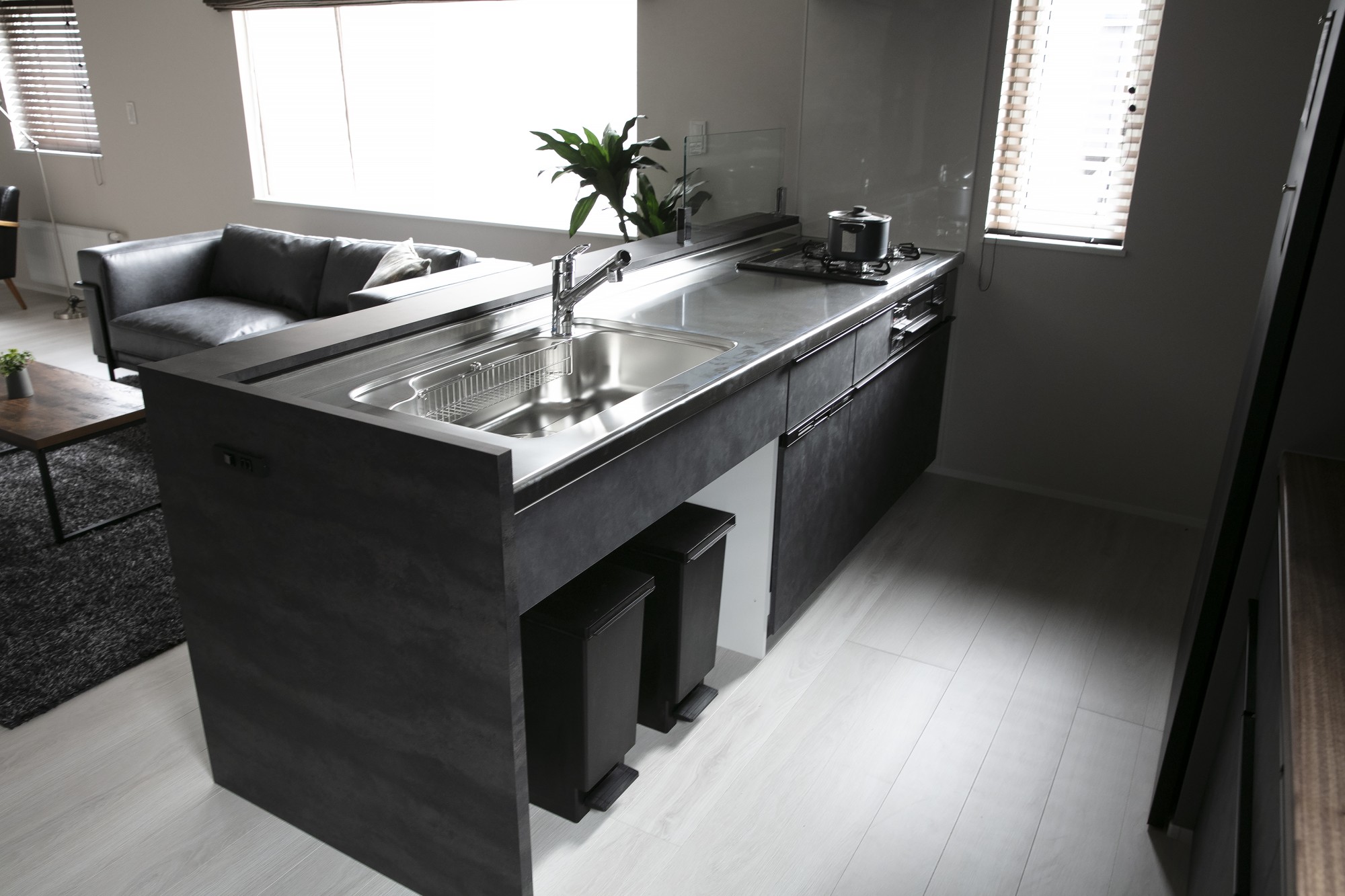 生活感を隠しながら、使い勝手を考えたゴミ箱スペース - ゴミ箱スペースはシンクの真下に。&nbsp;こうすることで、生活感を隠しやすくリビング側からの景観を損ねません。&nbsp;また、生ごみなども足元の操作で、ポイっ。 -  - 