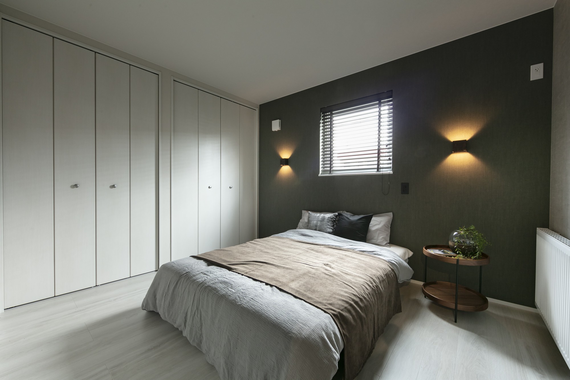 ホテルライクなベッドルームは、もう１つのリビング。 - ベッドルーム：落ち着いた間接照明で、就寝前のひとときに癒されるベッドルーム。壁面にクローゼットも造り付け、ホテルのようにスッキリと保てます。 -  - 