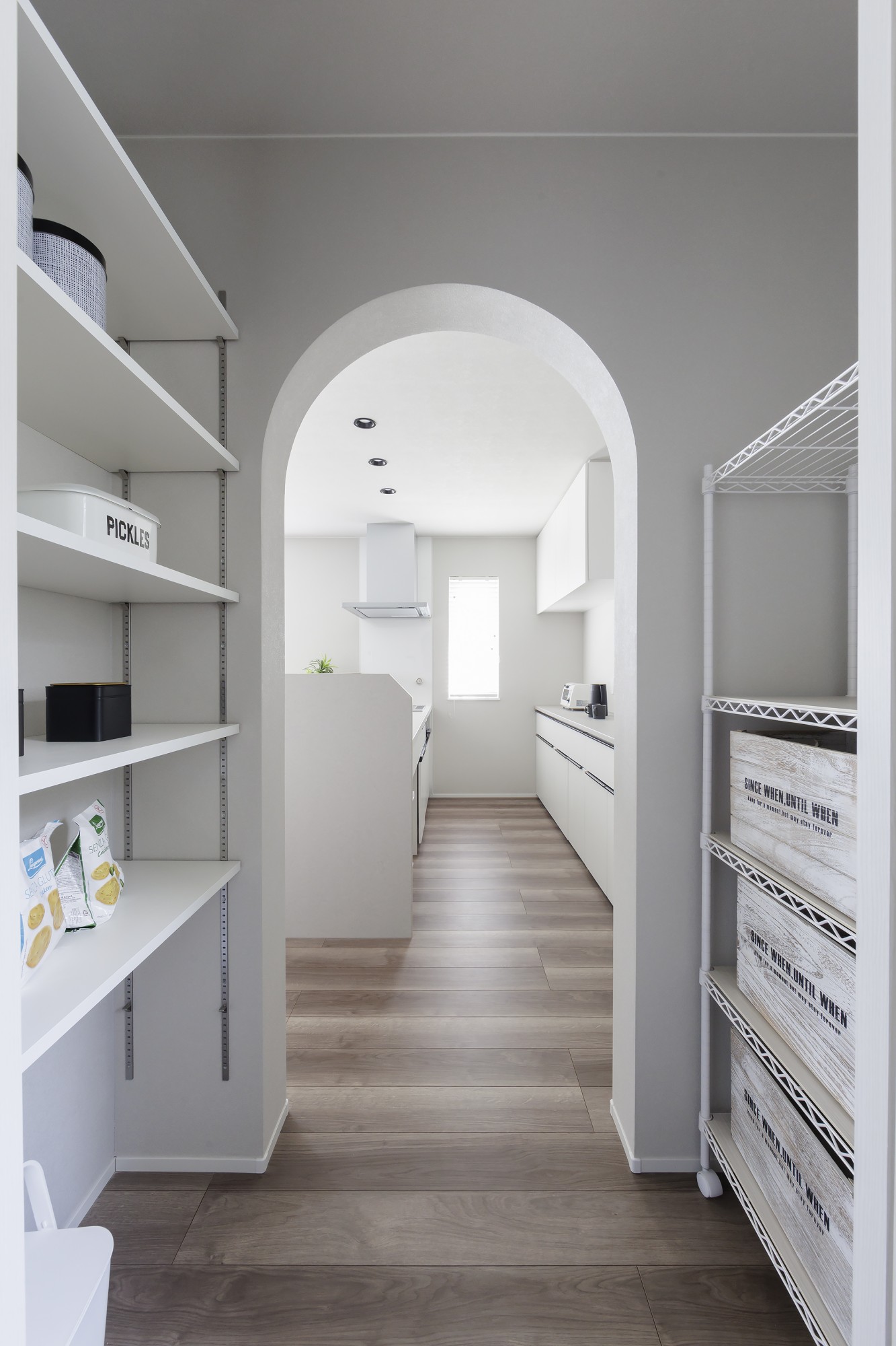 アーチ開口のパントリー - ちょっとしたデザインで、唯一無二の自分だけの家に。&nbsp;セミオーダーだから叶えられる自分だけのカスタマイズ。 -  - 