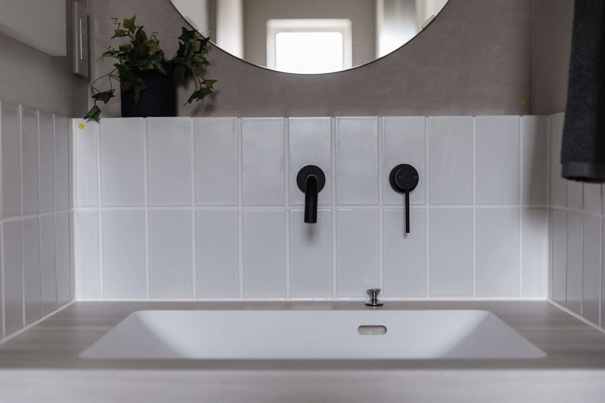 洗面化粧台 - 壁だし水栓で、より掃除をラクに -  - 