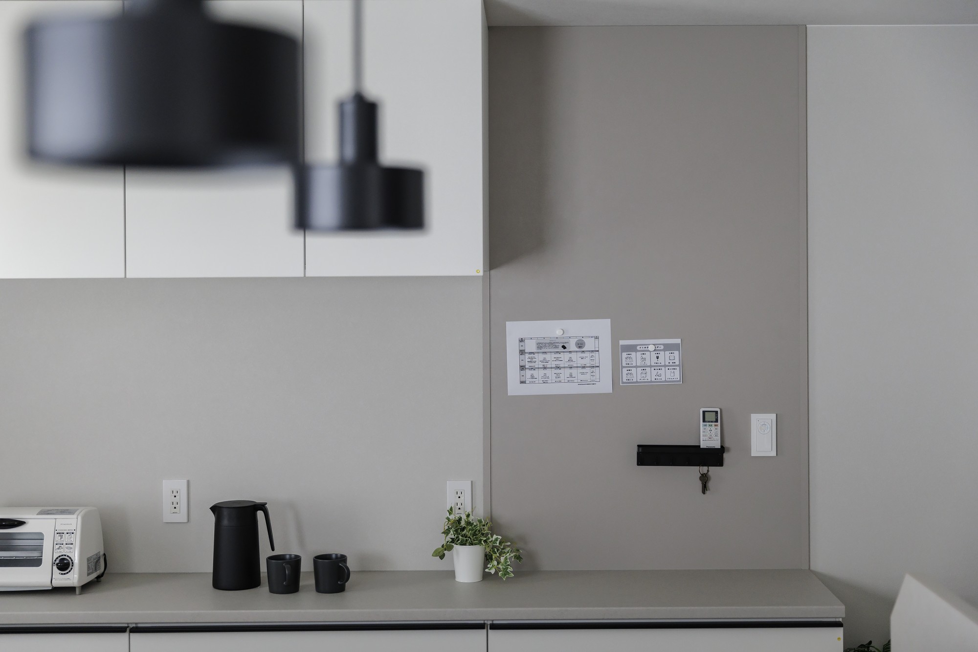  - キッチンにはマグネット壁付き。&nbsp;浮かす収納で、掃除をラクにします。 -  - 