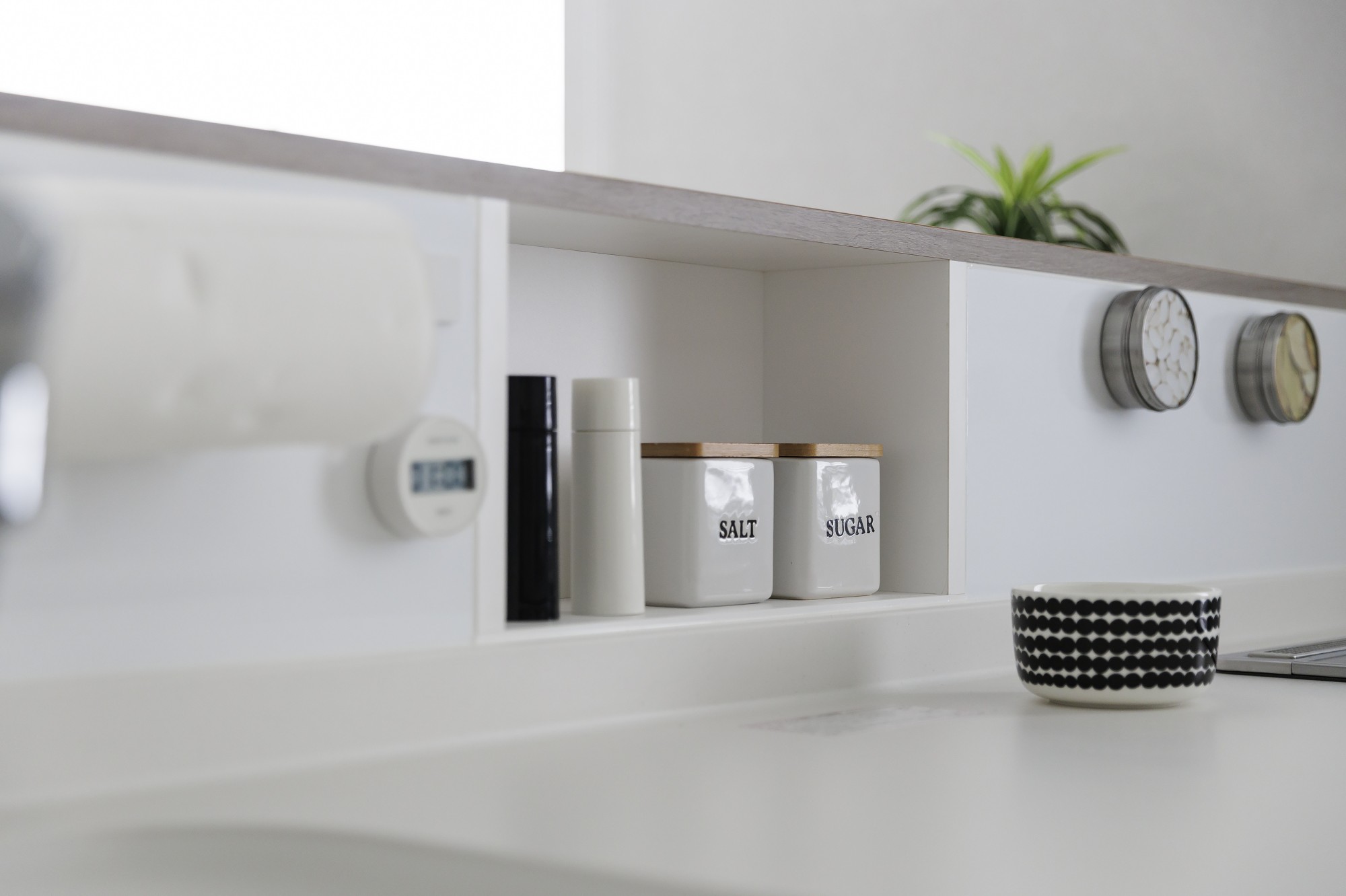 キッチンまわりに「片付く」魔法を - 手元を隠せるカウンター&nbsp;調味料を収納できるニッチなどで片付けを頑張らなくても、すっきり保てます。 -  - 