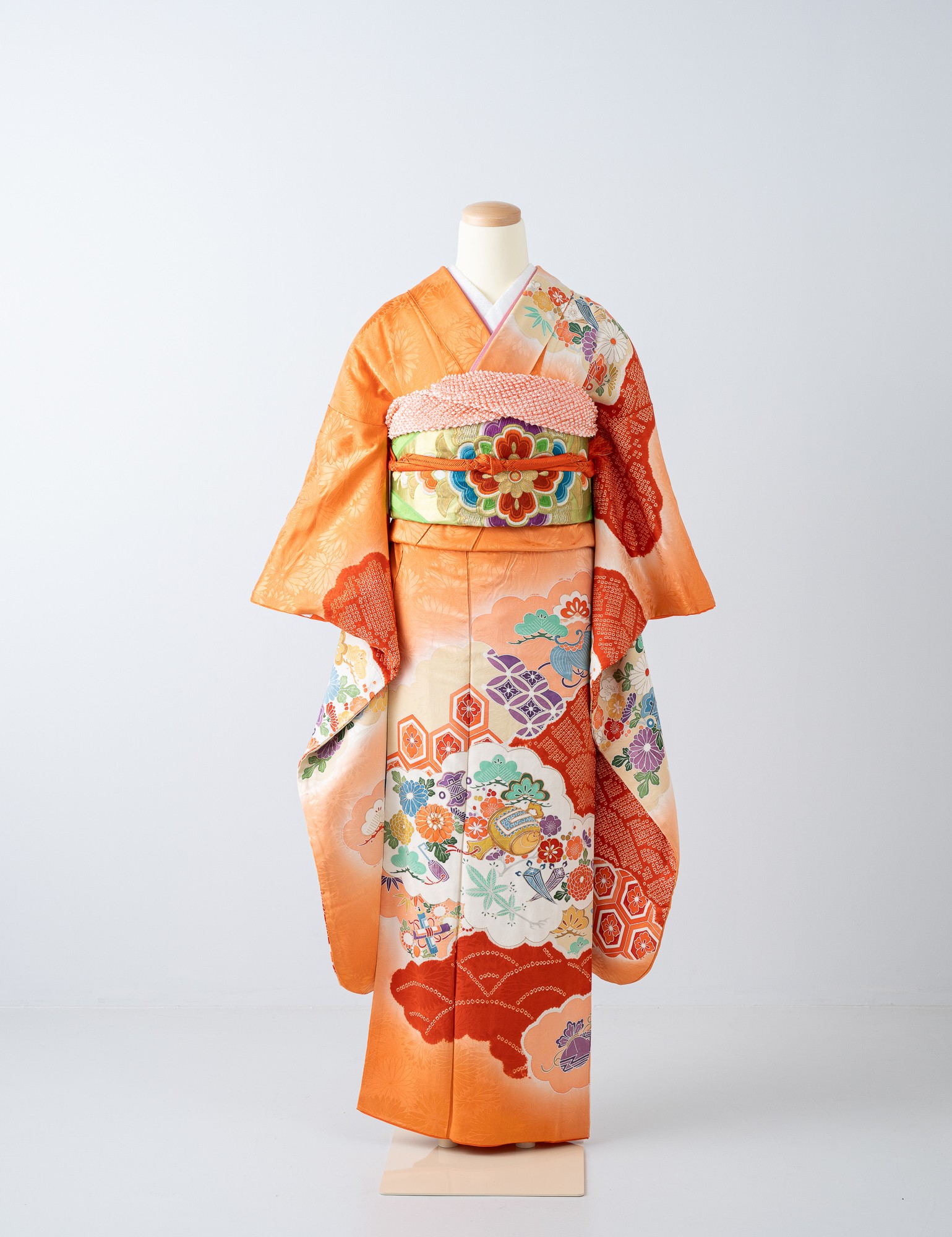 宝づくし［F-OR001］ - 雲取りに宝尽くし 吉祥文様の振袖