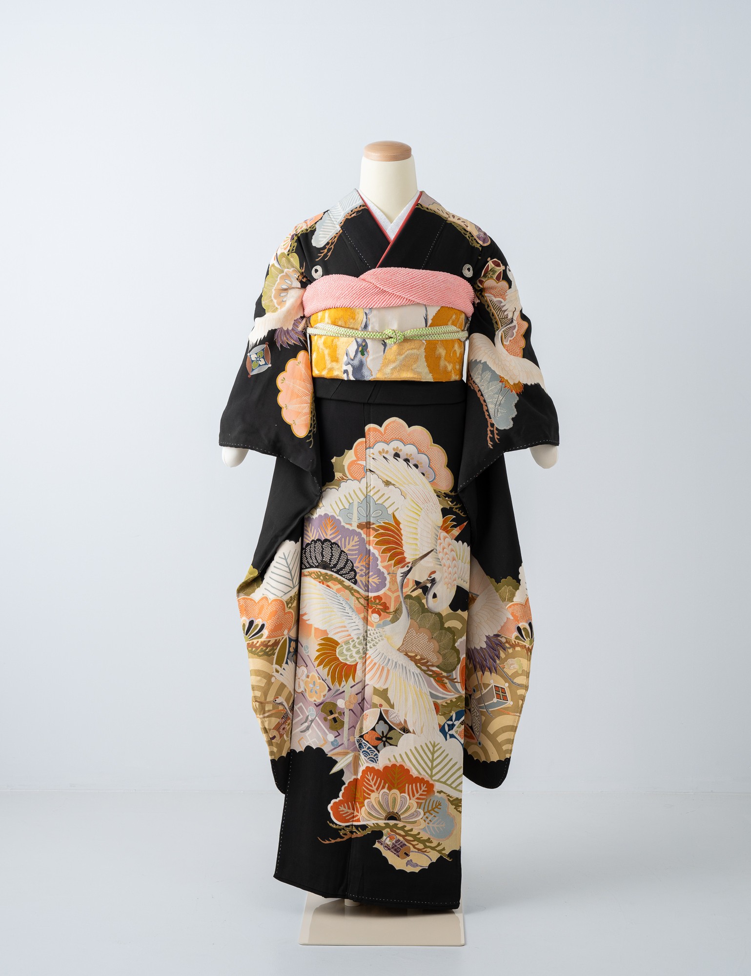 松に鶴［F-BK002］ - 鶴や松、宝尽くし 吉祥文様の黒振袖