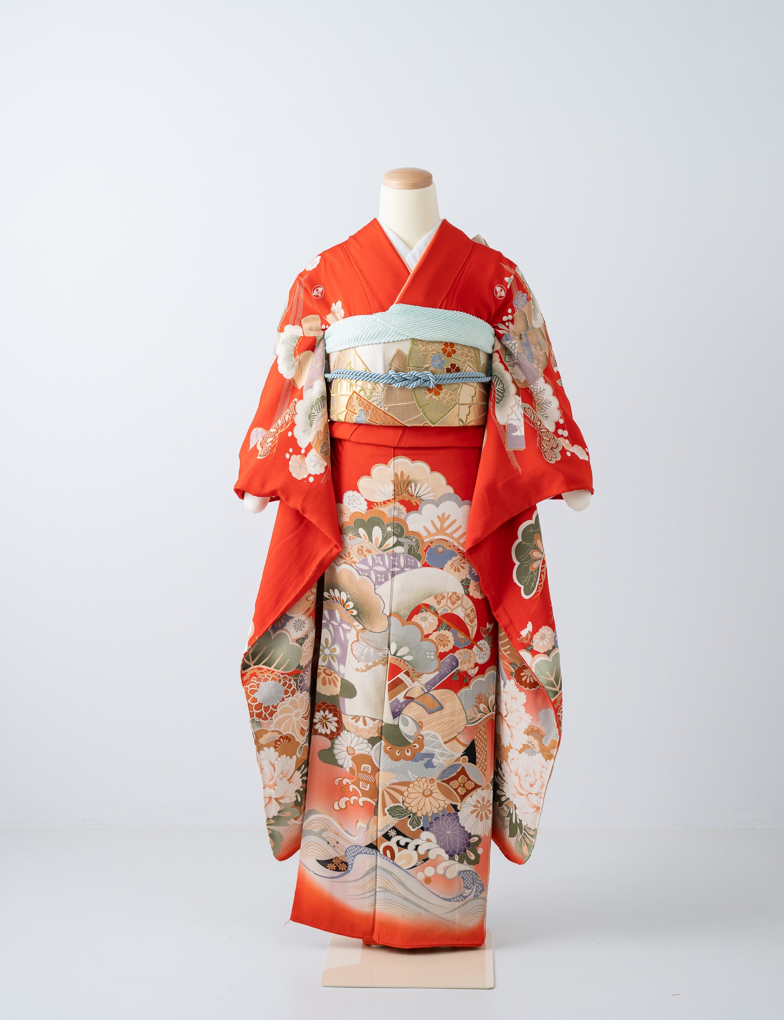 宝に菊松［F-RD001］ - 朱色に吉祥文様のアンティーク振袖