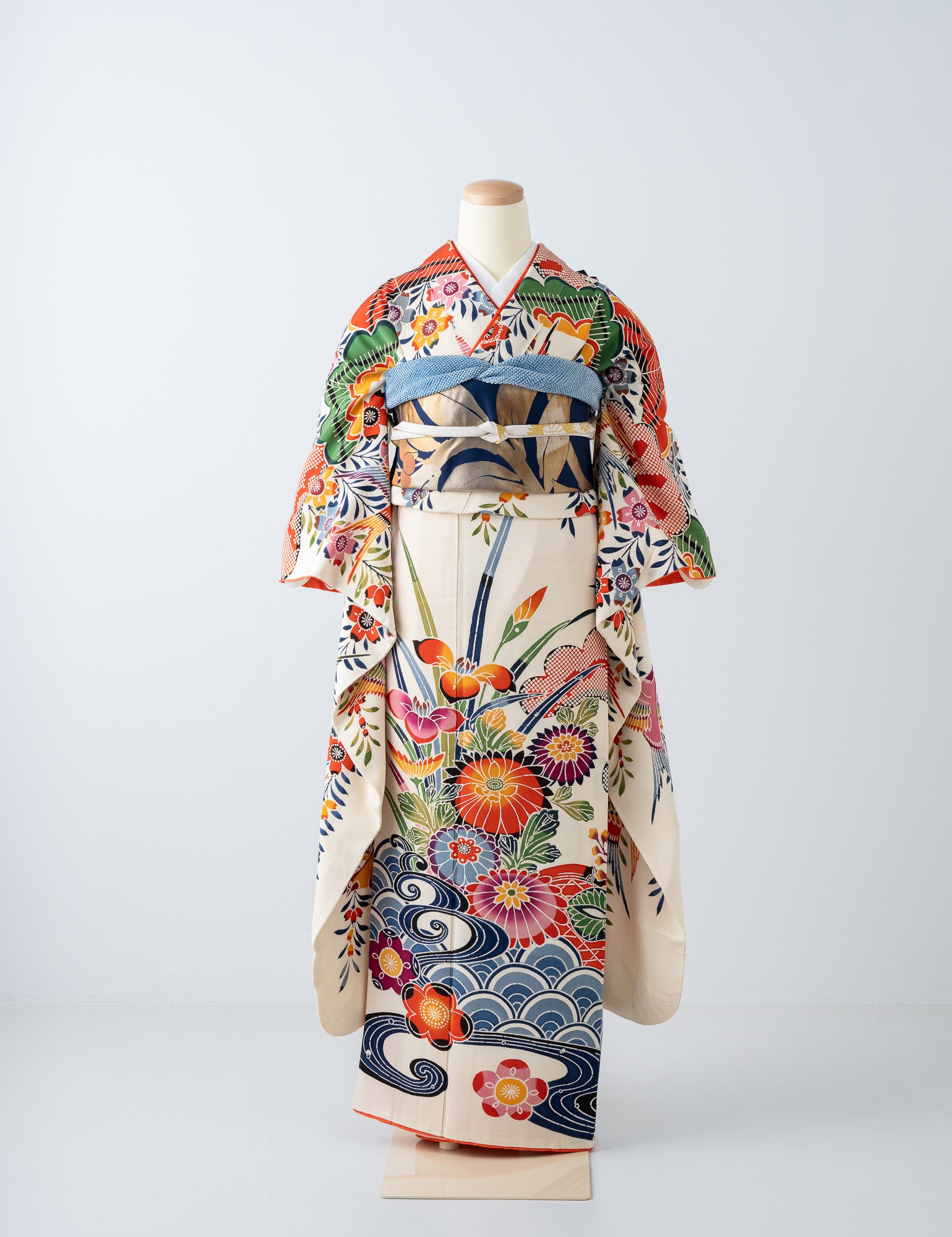 彩り［F-WH001］ - 白地に流水花鳥文 紅型振袖