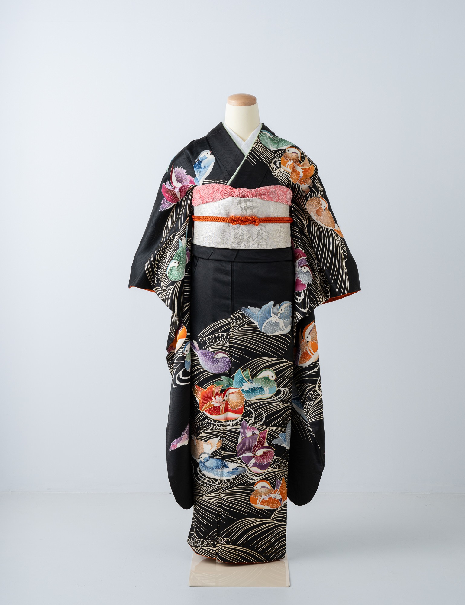 おしどり［F-BK003］ - あざやかな水鳥の黒振袖