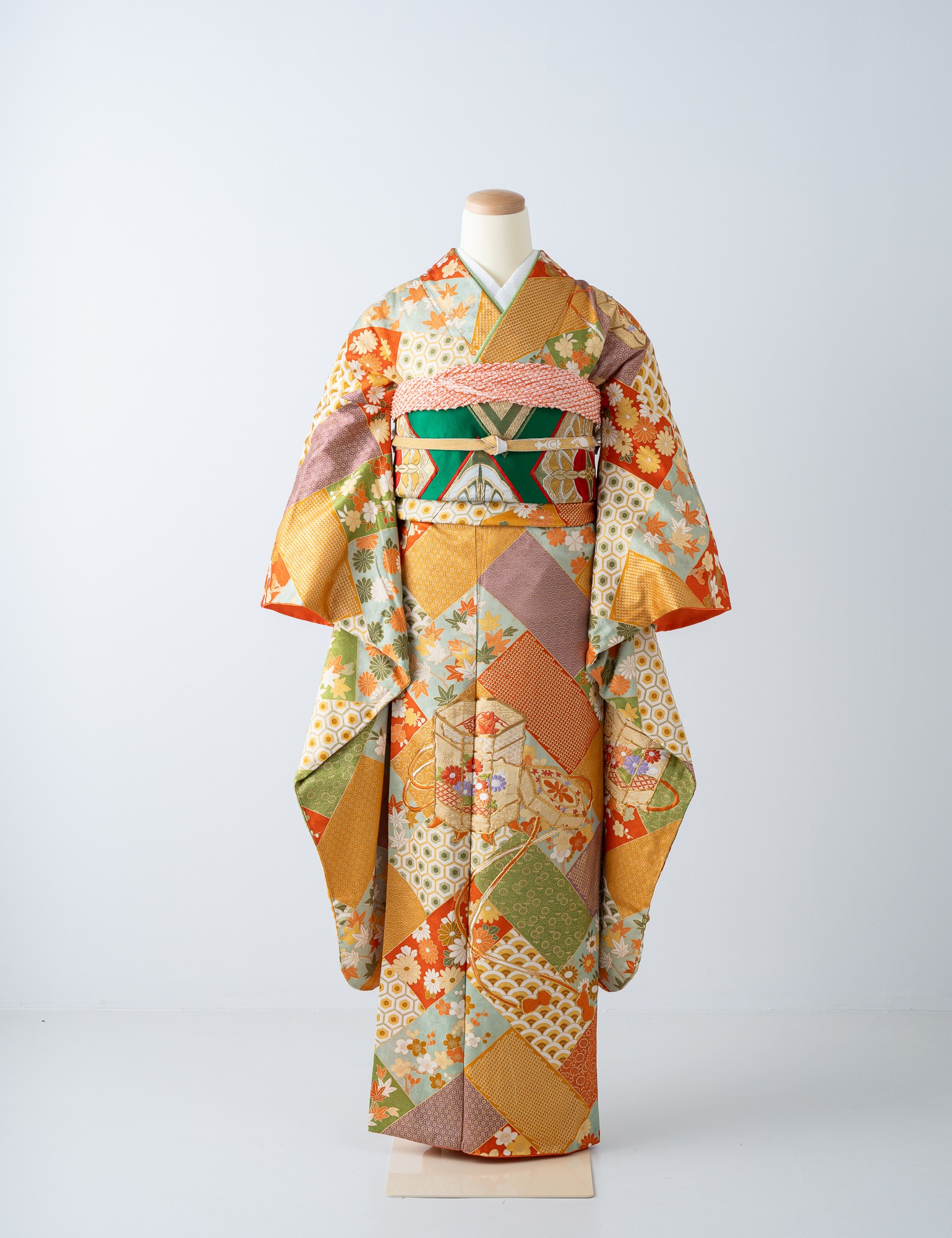 喜悦［F-YL002］ - 割付文様に金駒刺繍の貝桶文の振袖