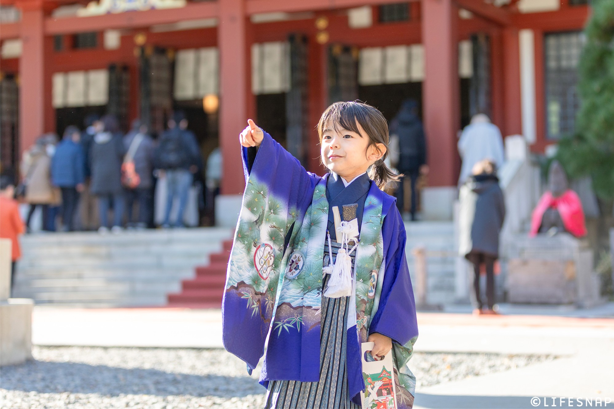 ▷ハレの日の境内でワンシーン◎ 背景には参拝する人の行列が・・・時には、当日の臨場感とともに楽しい思い出の1枚を◎