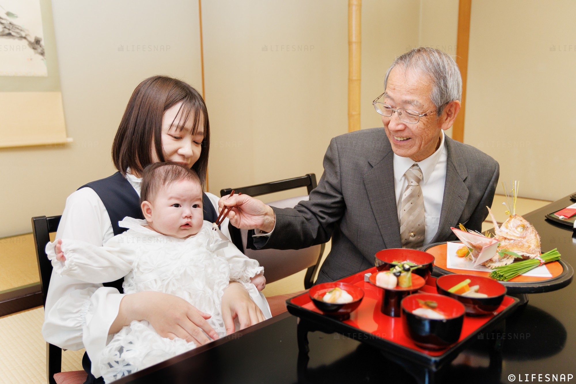 【2ロケーションコース】神社とお食い初め、2か所で撮影 | LIFESNAPのお宮参りの写真 2