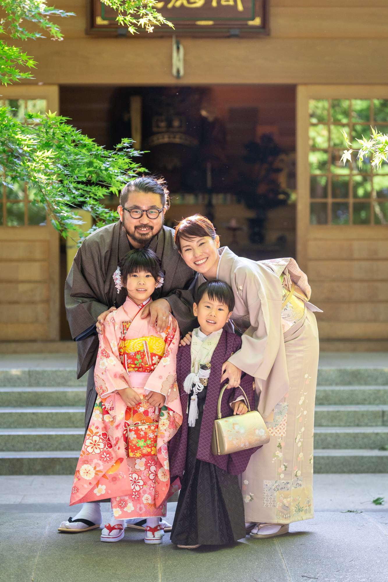家族4人、和装で七五三の記念写真