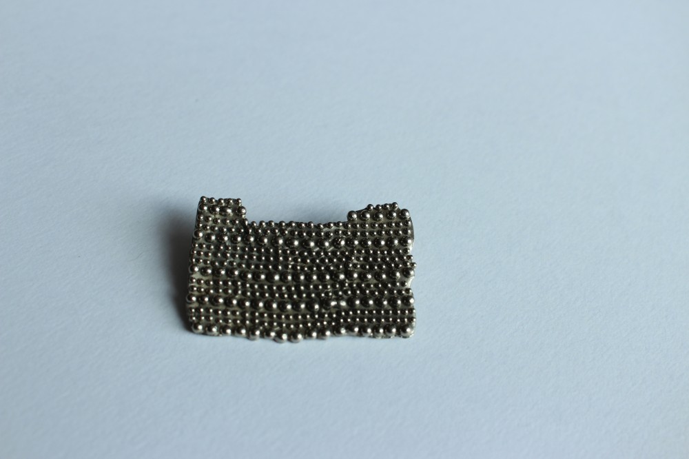 雪の層 - brooch / 白真鍮 - -