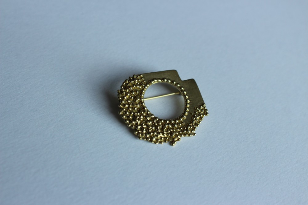 - brooch / brass - -