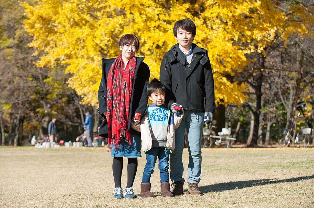  - 男の子 お父さん お母さんの三人で家族写真の撮影です&nbsp;まずは美しく紅葉した木の前で記念の1枚
