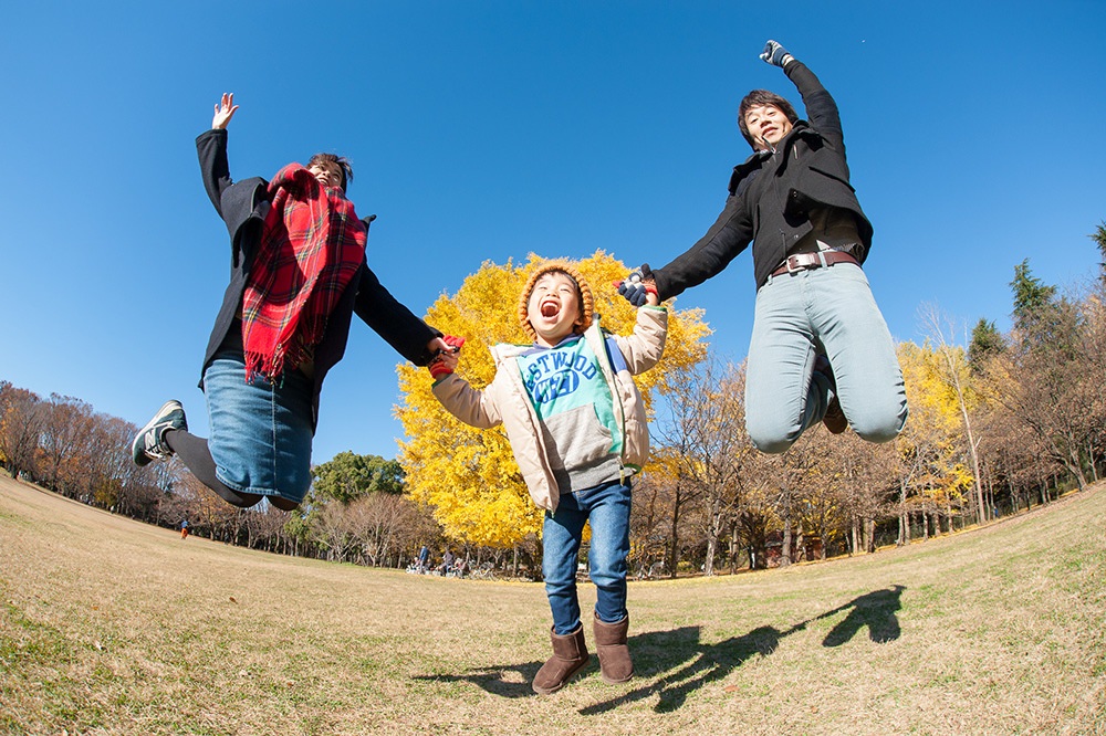  - 真っ青な空をバックに 三人で手を繋いだまま ジャーンプ！&nbsp;男の子もとっても楽しそうなこの表情！&nbsp;特殊なレンズを使って 躍動感のある1枚となりました