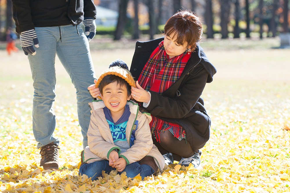  - 元気に走り回って脱げそうになった帽子を&nbsp;お母さんが優しくなおしてくれました