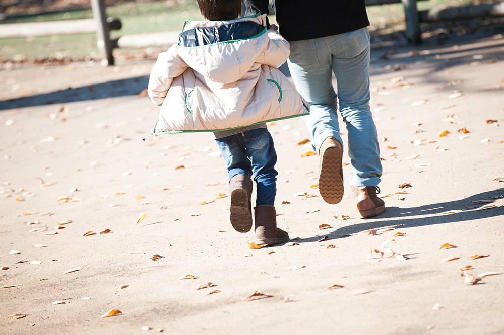  - 次はあれで遊ぼうか&nbsp;男の子とお父さん 走る後ろ姿がそっくりです