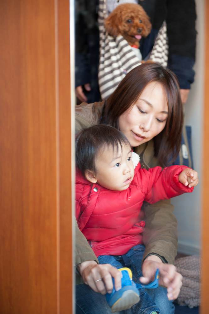  - お母さんが気がついて　靴を履かせてくれました&nbsp;そうか　早くお外で遊びたかったんだね&nbsp;ワンちゃんも一緒に　みんなでお出かけです