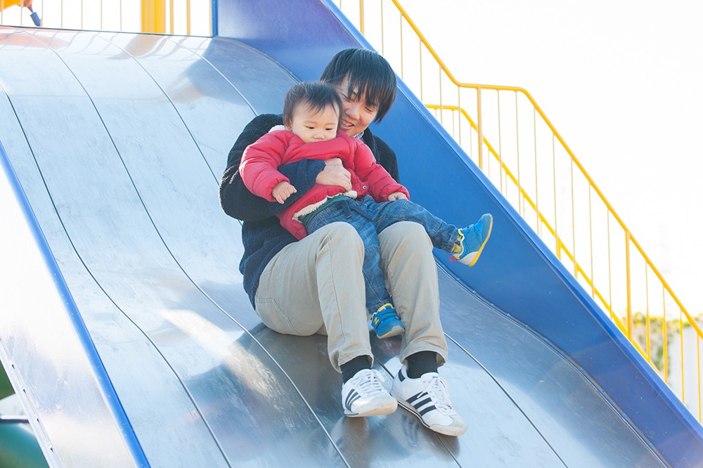  - まずは　大きな滑り台で遊びます&nbsp;お父さんに抱っこしてもらって&nbsp;それー！シュー！