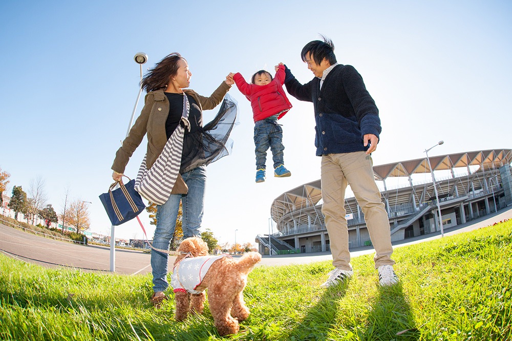  - 青空とスタジアムをバックに&nbsp;みんなで手を繋いで　ジャーンプ！&nbsp;特殊なレンズを使って　迫力のある1枚となりました