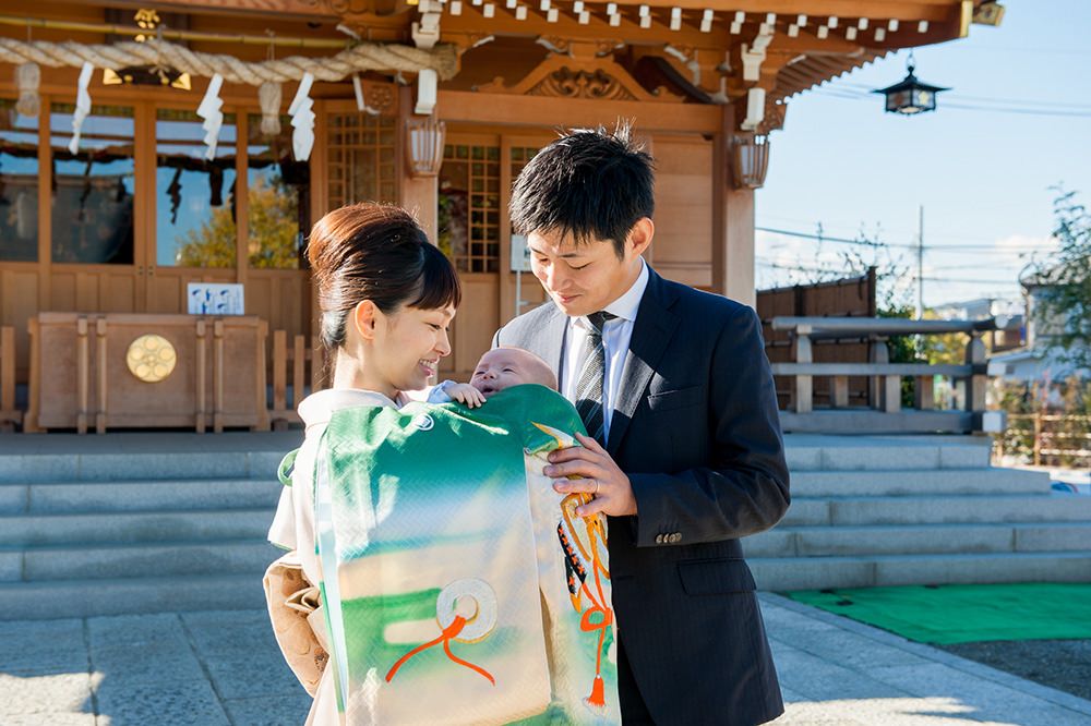  - 男の子が目を覚ましました&nbsp;お母さんの顔を見て　笑顔になります&nbsp;その様子を　穏やかな表情で　お父さんが見つめています