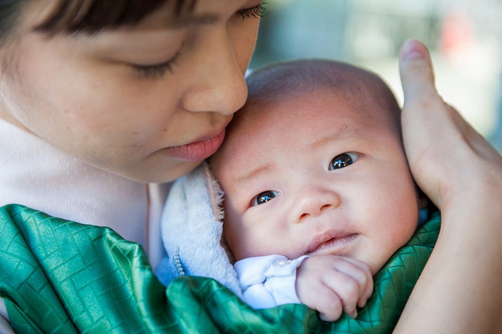  - 待っている間　ほほを寄せ　まるで宝物のように　&nbsp;大切にお母さんの腕に包まれる男の子