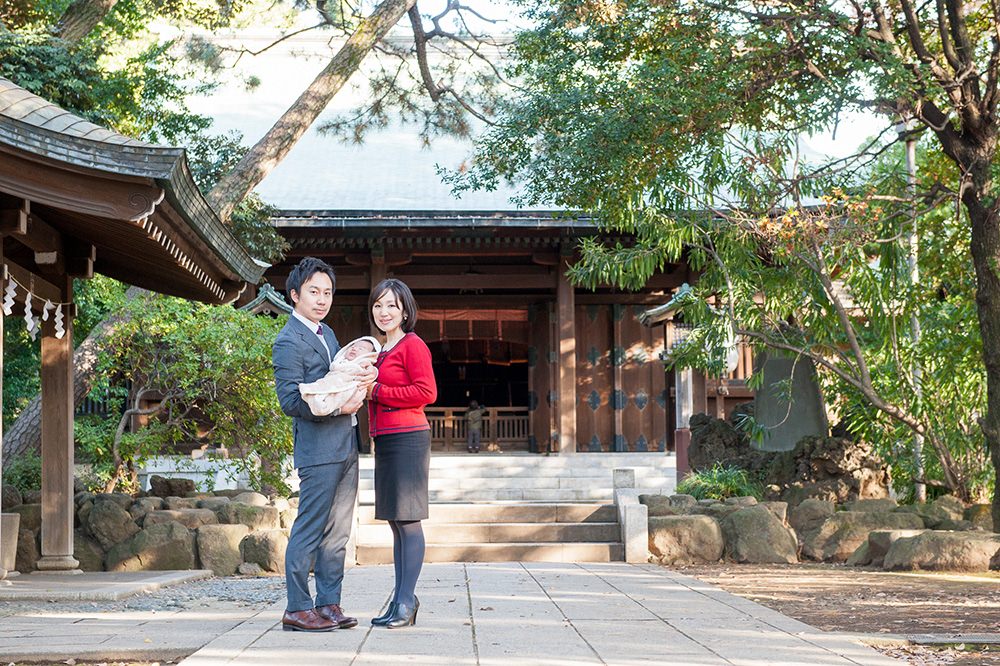  - 穏やかな木漏れ日と本殿をバックに１枚