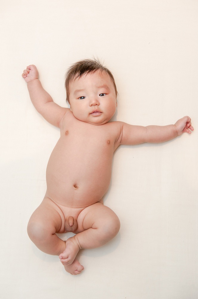 - 裸ん坊になると 男の子は ますます元気に動いて たくさんのポーズを 披露してくれました - -
