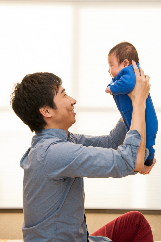  - たかいたかーい お父さんは　優しい笑顔 男の子は　しっかりとお父さんをみつめています -  - 