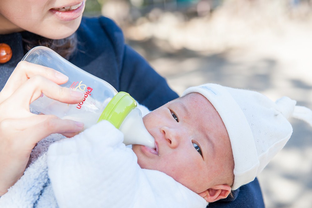  - お腹いっぱい&nbsp;今度はカメラが気になる様子　好奇心いっぱいです
