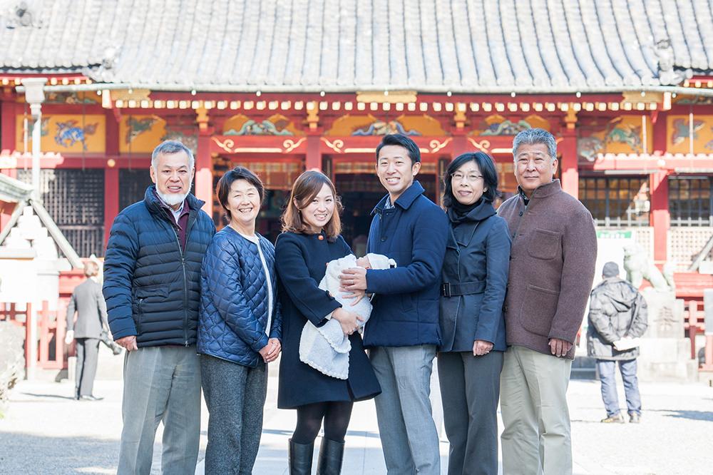  - 本殿前で　本日最初の記念撮影&nbsp;よろこびいっぱいの笑顔