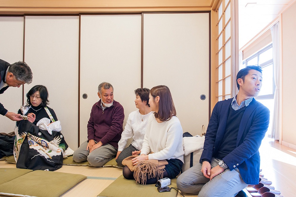  - 待合室で順番を待ちます