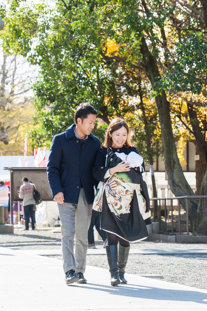  - 参道を移動する途中も　&nbsp;お父さんとお母さんが　優しく笑いかけてくれます