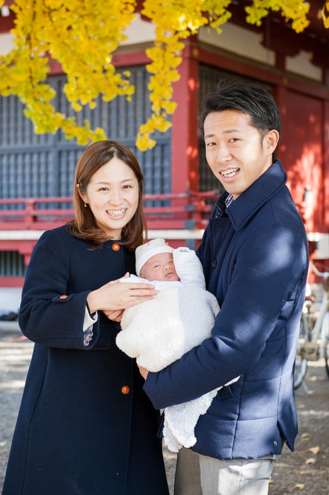  - ご家族でパチリ！　男の子も目を開けて　こちらを見てくれました！&nbsp;神社の朱色と黄葉のバックが　彩りを添えています