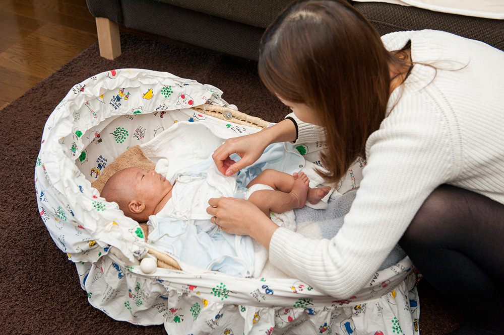  - お家に到着すると　さっそくお母さんが　&nbsp;お洋服を脱がしてくれました