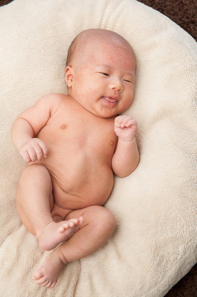  - 裸ん坊になると　元気いっぱいに手足をバタバタ&nbsp;いろんなポーズを見せてくれました