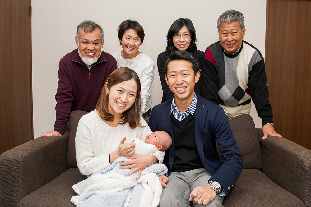  - ご家族みなさん揃っての1枚&nbsp;喜びに輝いた幸せいっぱいの笑顔が　本当に素敵な1枚です&nbsp;ますますの成長をお祈りしています　おめでとうございました！