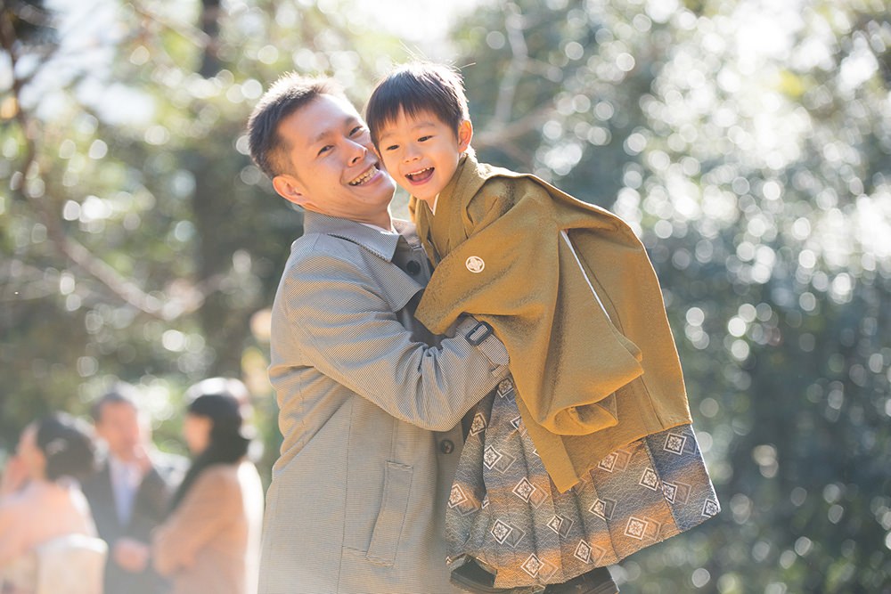  - お父さんがヒョイッと男の子を抱き上げてくれました楽しそうな男の子