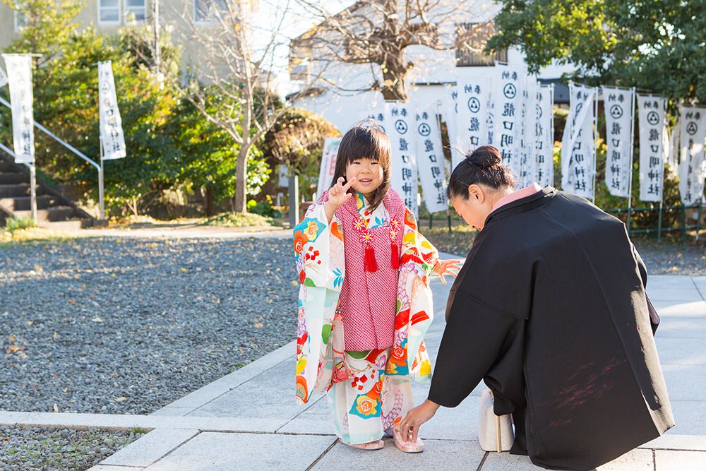  - 靴を草履に履き替えて　御手水へ向かいます
