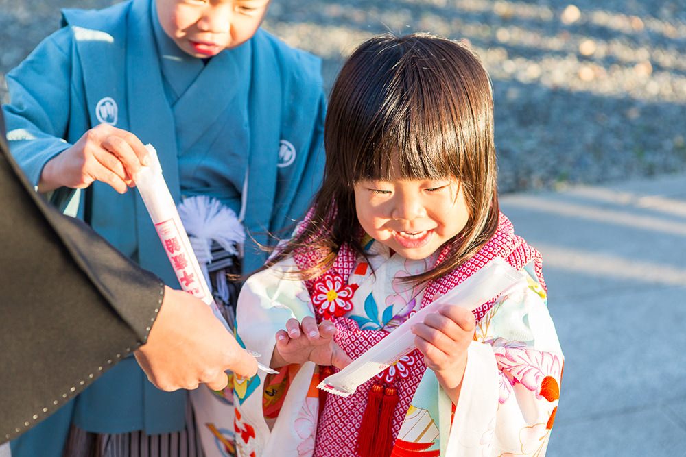  - 妹さんも　千歳飴を渡してもらいわくわくの表情