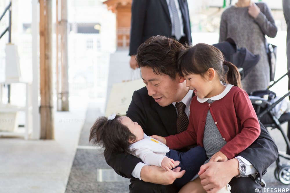 - ママがご祈祷の受付をしてくれている間、パパもお姉ちゃんも赤ちゃんに夢中 - -