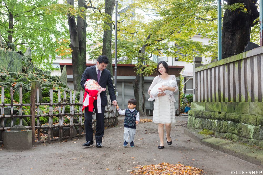  - パパとしっかり手をつないだお兄ちゃん、境内の様子が気になっています -  - 