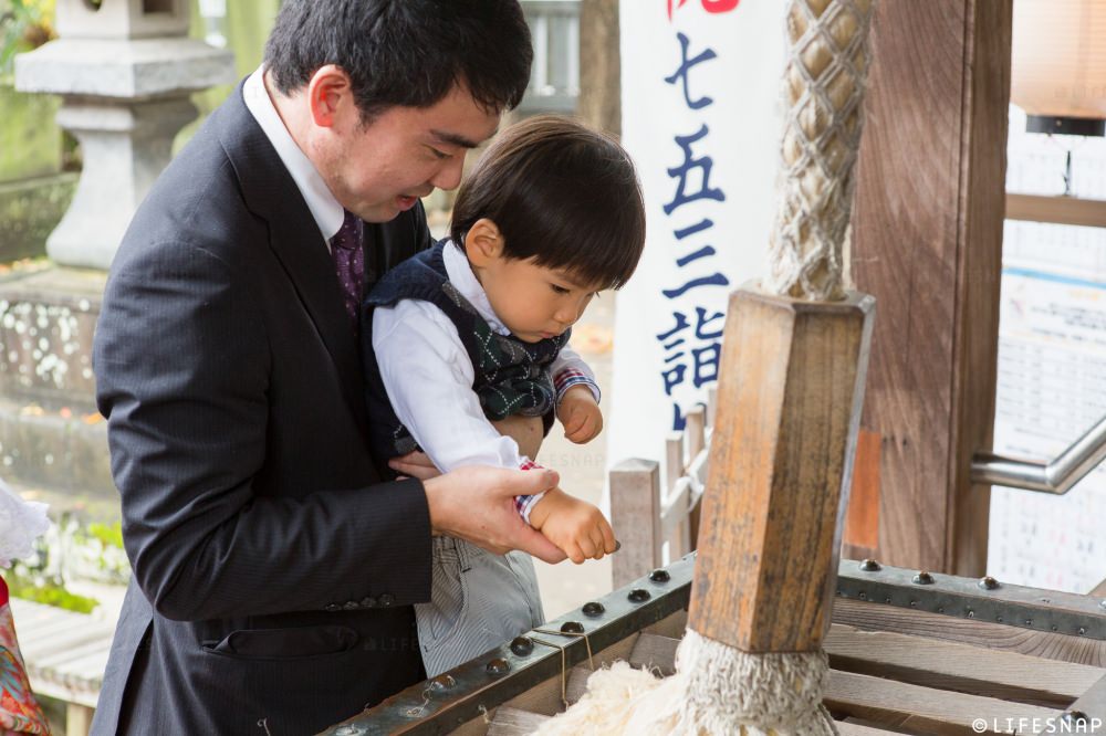 - パパにお賽銭の捧げ方を教えてもらうお兄ちゃん - -