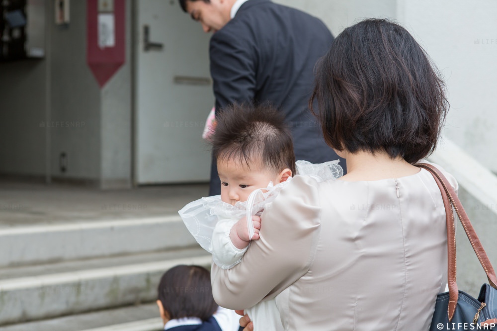 - ママにしっかりギュッとするおんなのこ - -
