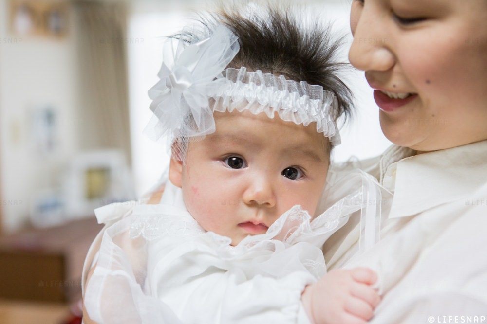 - 最後にもういちど、おめめパッチリのお顔を見せてくれました!さまざまな表情を見せてくれたおんなのこ、そして、掛け着にくるまれていたお写真の頃から元気に成長したお兄ちゃん。これからの、ご家族4人の成長が楽しみですね♪ - -